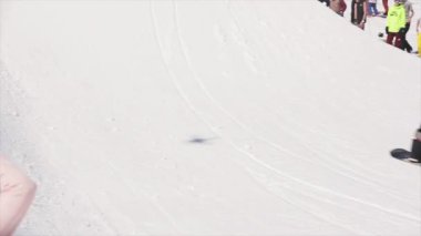 Sochi, Rusya Federasyonu - 1 Nisan 2016: Stunt yapmak sıçrama tahtası snowboard binmek. İnsanlar. Kayak Merkezi. Güneşli gün.