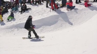 Soçi, Rusya - 1 Nisan 2016: Snowboard binmek sıçrama tahtası atmak top basketbol sepet içine. Eğlenceli. İnsanlar
