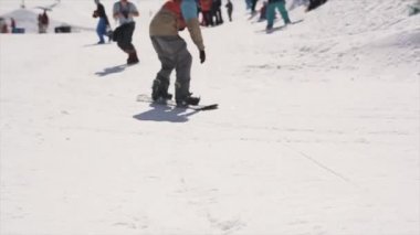 Soçi, Rusya - 1 Nisan 2016: Snowboarder atlamak arkasında basketbol sepeti sıçrama tahtası. Güneşli bir gün. İnsanlar