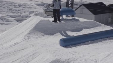 Sıçrama tahtası, slaytta snowboard yapmak ters çevir. Karlı dağlar. Güneşli bir gün. Aşırı spor. Stunts