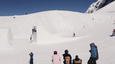 Soçi, Rusya - 1 Nisan 2016: Snowboard yapmak yüksek atlama springboards arasında. Kayak Merkezi. İnsanlar. Güneşli gün