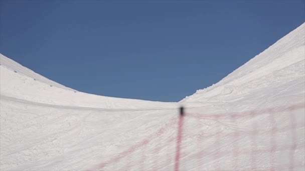 소 치, 러시아-4 월 1 일, 2016: 스키어 발판에서 높은 점프, 플렉스 피트 공기에. 스키 리조트입니다. 화창한 날 — 비디오