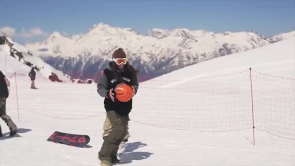 소 치, 러시아-4 월 1 일, 2016: 남자 스키 리조트에서 농구 공 실행. 화창한 날입니다. 산의 풍경. — 비디오