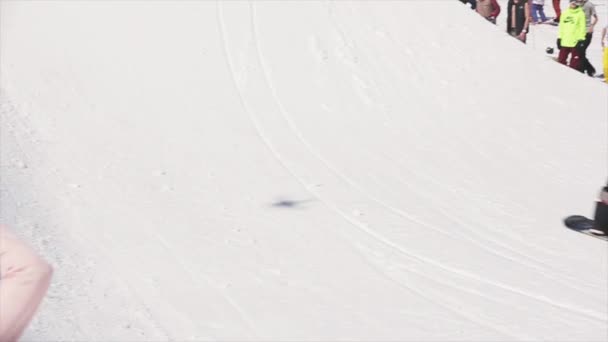 索契，俄罗斯-2016 年 4 月 1 日︰ 滑雪板骑在跳板上的搞噱头。人。滑雪胜地。阳光灿烂的日子. — 图库视频影像