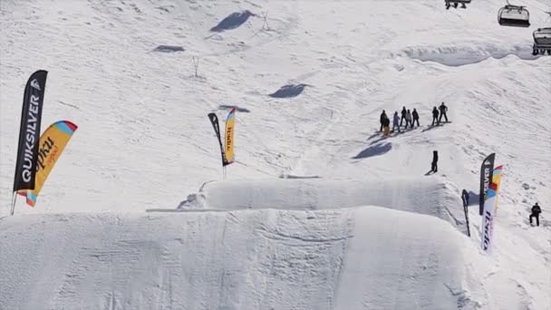 발판에서 소 치, 러시아-4 월 1 일, 2016:의 Snowboarder 높은 점프. 눈 산입니다. 화창한 날입니다. 스키 리조트입니다. 사람들입니다. 익 스 트림 스포츠 — 비디오