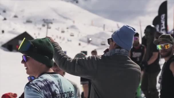 ソチ, ロシア - 2016 年 4 月 1 日: 男はマイクで話します。スキー リゾート。少年がカメラのサングラス見てを反映 — ストック動画