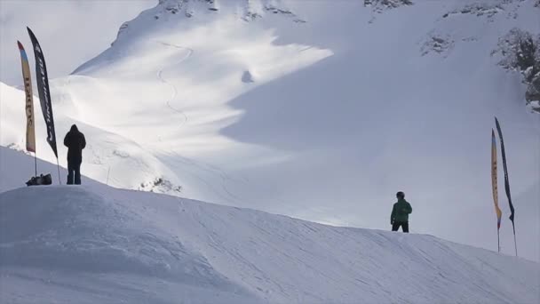 Sotschi, Russland - 1. April 2016: Snowboarder machen Hochsprung vom Sprungbrett, fahren am Hang. Skigebiet. Extrem — Stockvideo