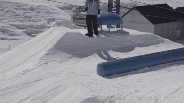 Snowboardista snímek na odrazový můstek, aby Překlopit. Zasněžené hory. Slunečný den. Extrémní sport. Kaskadérské kousky — Stock video