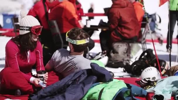 СОЧИ, РОССИЯ - 1 апреля 2016 года: Люди отдыхают на надувном матрасе. Лыжный курорт. В лагере. Солнечный день. Солнечные очки — стоковое видео