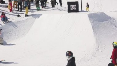 Soçi, Rusya - 1 Nisan 2016: Snowboard binmek sıçrama tahtası throw kartopu sepet içine. İnsanlar. Kayak Merkezi
