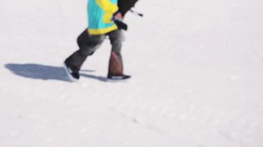 Soçi, Rusya - 1 Nisan 2016: Snowboarder kask yürüyüş yamacında. Kayak Merkezi. Güneşli bir gün. Dağlar. Spor