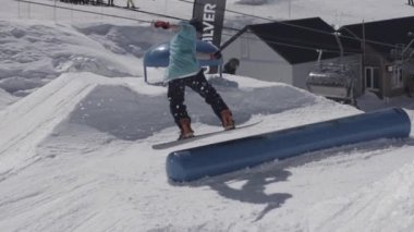 Snowboard Kar dağlarda sıçrama tahtası üzerinde aşırı atlama olun. Başarısız. Güneşli bir gün. Ski lift. İnsanlar