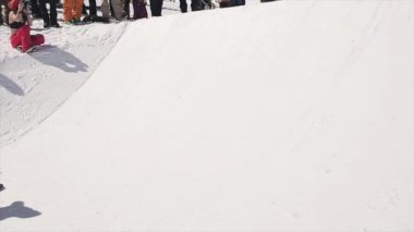 Soçi, Rusya - 1 Nisan 2016: Snowboard binmek sıçrama tahtası atmak top sepeti içine. Manzara dağ. Başarısız