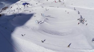 Soçi, Rusya - 2 Nisan 2016: Quadrocopter ateş yamaçlarında Kayak Merkezi. Springboards. Snowboard düşkünleri. Güneşli.