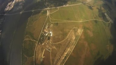 Yeşil alanlar üzerinde profesyonel paraşüt jumper açık paraşüt. Rüzgar. Yükseklik