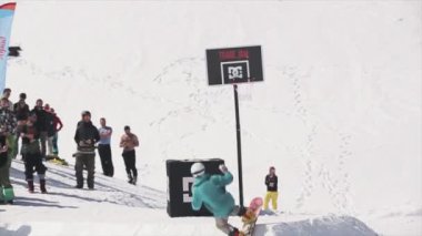 Soçi, Rusya - 1 Nisan 2016: Snowboarder atlama throw kartopu basketbol sepet içine. Sıçrama tahtası. İnsanlar. Güneş