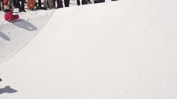 SOCHI, RUSSIE - 1er AVRIL 2016 : Snowboarder ride on springboard throw ball into basket. Paysage montagne. Échec — Video