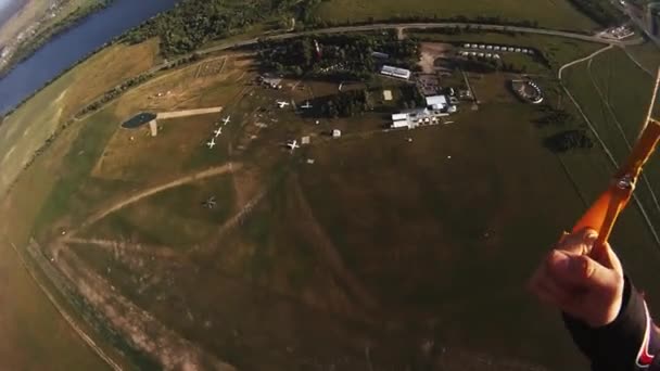 Jumper parachute professionnel volant au-dessus des champs verts. Du vent. Extrême. Débarquement 