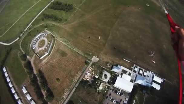 Un parachutiste professionnel atterrit sur le terrain. Journée ensoleillée. Extrême. Le sport .