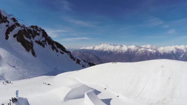 SOCHI, RUSSIA - 2 APRILE 2016: Quadrocopter spara snowboarder e sciatori sulla stazione sciistica. Tavole elastiche. Montagne — Video Stock