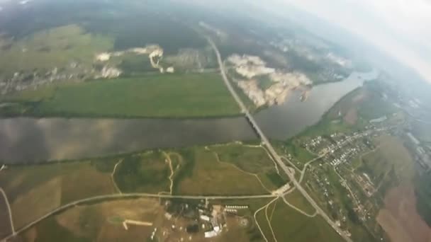 Un parachutiste professionnel volant dans le ciel. Du vent. Extrême. Hauteur. Paysage 
