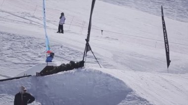Soçi, Rusya - 2 Nisan 2016: Kayakçı Kayak Merkezi sıçrama tahtası atlamak. Güneşli bir gün. At Binme. Kameraman.