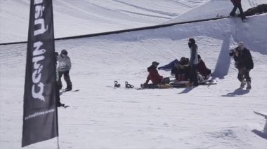 Sochi, Rusya Federasyonu - 2 Nisan 2016: Snowboard yapmak demiryolu üzerinde kayak merkezi kötüyola. Güneşli. Dağlar. Kameraman