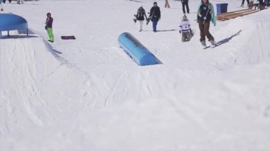 Soçi, Rusya - 2 Nisan 2016: Snowboarder sıçrama sıçrama tahtası, slayt. Kayak Merkezi. Aşırı. Aktif spor