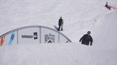 Soçi, Rusya - 2 Nisan 2016: Snowboarder slayt Ray üzerinde. Kayak Merkezi. Aşırı hüner. Aktif spor. Güneşli gün