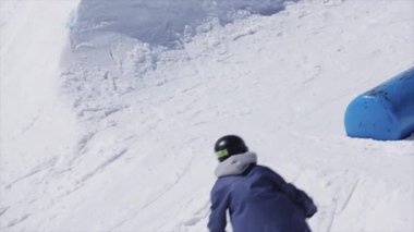 Soçi, Rusya - 2 Nisan 2016: Snowboarder başarısız ama mavi kicker binmek. Güneşli bir gün. Kayak Merkezi. Karlı dağ