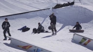 Soçi, Rusya - 2 Nisan 2016: Snowboarder slayt Ray üzerinde. Kayak Merkezi. Güneşli bir gün. Aşırı stunts. Aktif spor