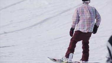 Soçi, Rusya - 2 Nisan 2016: Snowboarder mavi kicker yukarıda. Güneşli bir gün. Kayak Merkezi. Karlı dağlar. İnsanlar