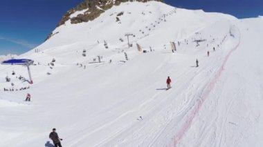 Soçi, Rusya - 2 Nisan 2016: Quadrocopter ateş snowboard düşkünleri, kayakçı Kayak tesisi. Teleferik. Güneşli gün.
