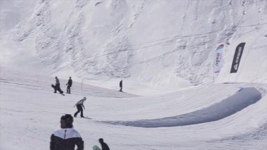 Sochi, Rusya Federasyonu - 2 Nisan 2016: Snowboard sıçrama tahtası atlamak, kapmak olun. Kayak Merkezi. Aşırı. Aktif spor