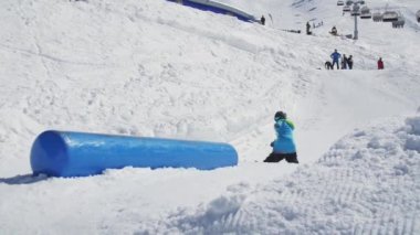 Soçi, Rusya - 2 Nisan 2016: Kayakçı arka slayt, kicker atlama. Güneşli bir gün. Kayak Merkezi. Karlı dağlar