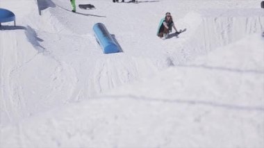 Soçi, Rusya - 2 Nisan 2016: Snowboarder atlamak sıçrama tahtası. Kameraman. İnsanlar. Aşırı. Aktif spor