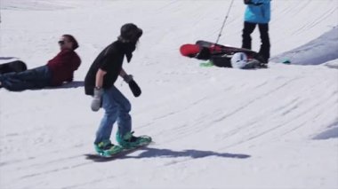Sochi, Rusya - 2 Nisan 2016: Snowboard Sürüş demiryolu üzerinde kayak merkezi. Güneşli bir gün. Karlı dağlar. İnsanlar