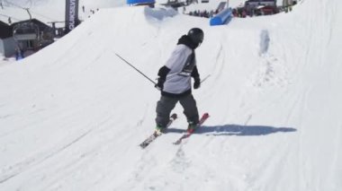 Sochi, Rusya Federasyonu - 2 Nisan 2016: Kayakçı flip ve demiryolu üzerinde atlama yapmak. Güneşli bir gün. Kayak Merkezi. Karlı dağlar. Spor