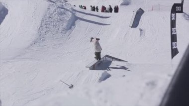Sochi, Rusya Federasyonu - 2 Nisan 2016: Demiryolu üzerinde kötüyola kayakçı. Kayak Merkezi. Güneşli. Aşırı hüner. Aktif spor. İnsanlar