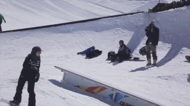 Soçi, Rusya - 2 Nisan 2016: Snowboarder slayt Ray üzerinde. Kayak Merkezi. Güneşli. Aşırı stunts. Aktif spor.