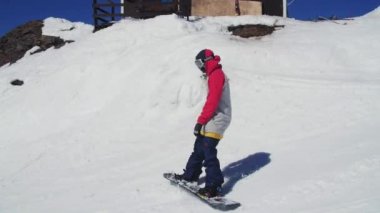 Soçi, Rusya - 2 Nisan 2016: Snowboarder slayt yamacında. Güneşli bir gün. Kayak Merkezi. Serbest stil. Aşırı spor