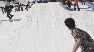 Soçi, Rusya - 2 Nisan 2016: Snowboarder atlama kicker. Dublör. Güneşli bir gün. Karlı Dağları doruklarına. İnsanlar