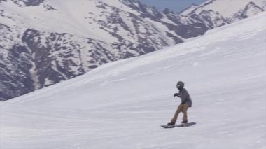 Soçi, Rusya - 2 Nisan 2016: Snowboard ride karlı yamaç. Kayak Merkezi. Manzara Dağı. Aktif spor