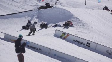 Soçi, Rusya - 2 Nisan 2016: Snowboarder slayt Ray üzerinde. Dublör olun. Kayak Merkezi. Güneşli bir gün. Aktif spor.