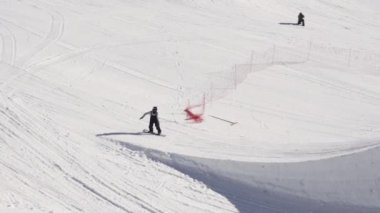 Soçi, Rusya - 2 Nisan 2016: Snowboarder sıçrama tahtası binmek. Aşırı spor. Güneşli bir gün. Kayak Merkezi. İnsanlar.