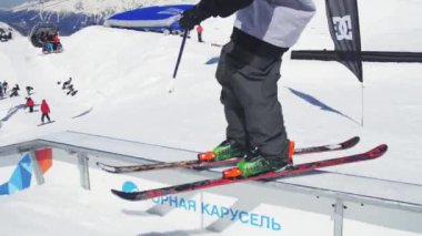 Soçi, Rusya - 2 Nisan 2016: Kayakçı slayt Ray üzerinde yapmak çevirir. Güneşli bir gün. Kayak Merkezi. Dağlar. Aşırı spor