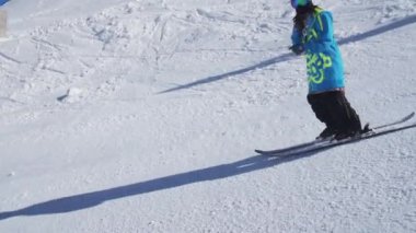 Soçi, Rusya - 2 Nisan 2016: Kayakçı slayt yamacında. Demiryolu üzerinde atlamak. Bulutsuz güneşli. Kayak Merkezi. Dağlar.