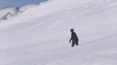 Soçi, Rusya - 2 Nisan 2016: Snowboard Sürüş yamacında. Kayak Merkezi. Manzara Dağı. Aktif spor