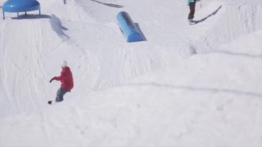 Sochi, Rusya Federasyonu - 2 Nisan 2016: Snowboarder sıçrama sıçrama tahtası, üzerinden yapmak ters çevir. Kayak Merkezi. Aşırı. Aktif spor