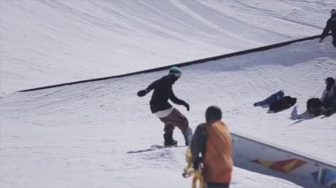 Soçi, Rusya - 2 Nisan 2016: Snowboard Sürüş Ray üzerinde. Kayak Merkezi. Güneşli bir gün. Aşırı stunts. Aktif spor